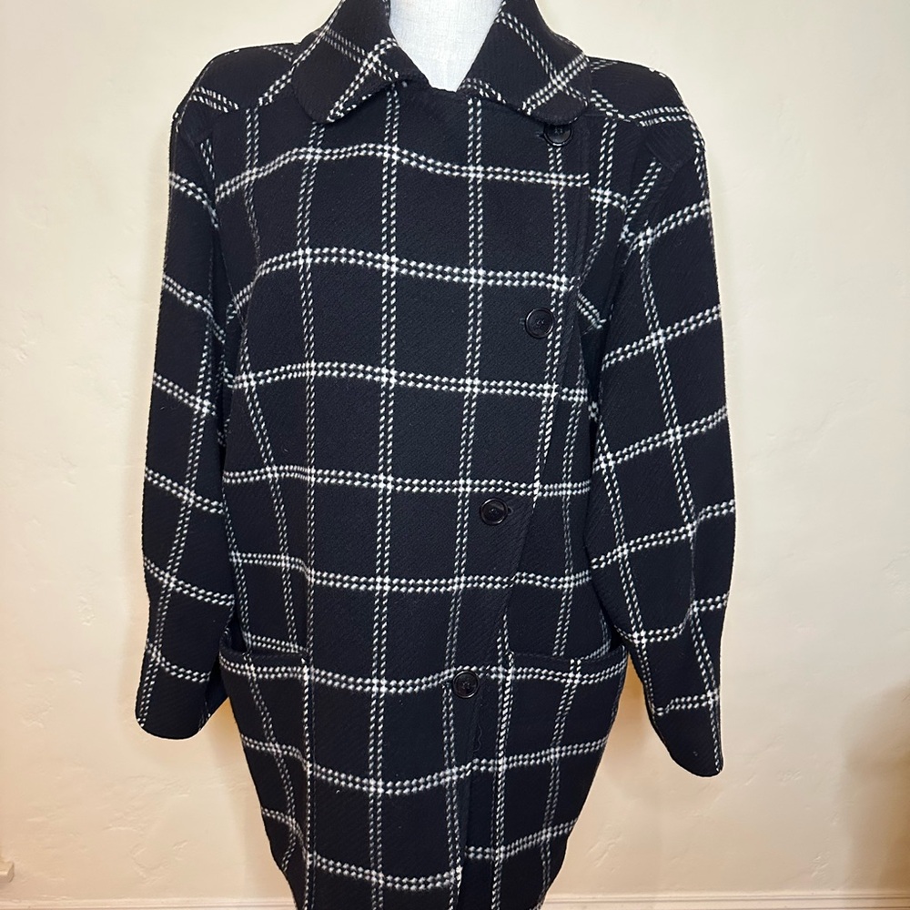 Black and White Trench Coat with Plaid Pattern and Long Sleeves